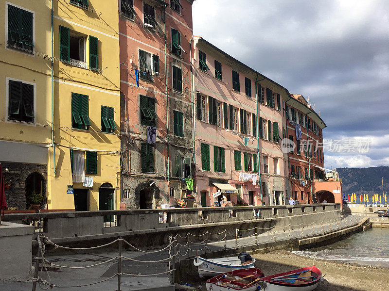 意大利，La Spezia, Cinque Terre Vernazza小镇街道上的生活和建筑